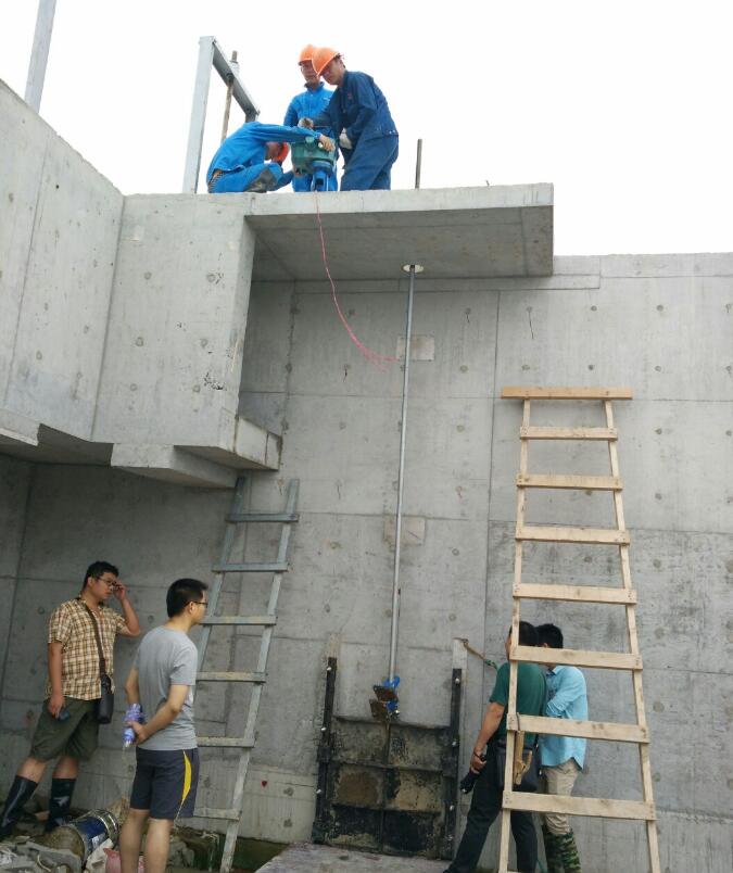 铸铁镶铜闸门安装现场