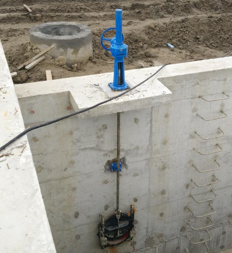 铸铁镶铜圆闸门现场安装图